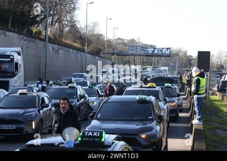 Paris, Frankreich. März 2024. © PHOTOPQR/LE PARISIEN/Jean-Baptiste Quentin ; Paris ; 04/03/2024 ; A13 et périphérique Ouest intérieur Manifestation des Taxis © LP/Jean-Baptiste Quentin -- 03/04/2024 Paris, Frankreich nationale Taxifahrten Streik *** örtlicher Titel *** Manif de Taxis Credit: MAXPPP/Alamy Live News Stockfoto