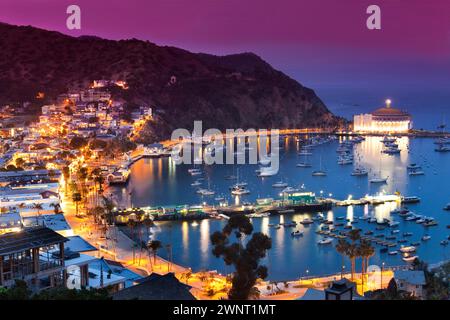 Beleuchteter Blick Auf Avalon Harbor Auf Catalina Island An Der Südkalifornischen Küste Stockfoto
