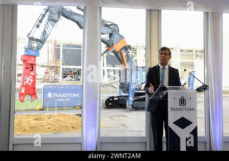 Premierminister Rishi Sunak hält während eines Besuchs im Panattoni Park, einem Industriepark, der auf dem Gelände des ehemaligen Honda Swindon-Automobilwerks in der Nähe von Swindon errichtet wird, eine Rede vor Vertretern der Wirtschaft und des Bauwesens. Bilddatum: Montag, 4. März 2024. Stockfoto