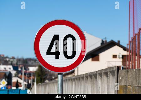 Geschwindigkeitsbegrenzung 40-Schild in Nahaufnahme, zeigt eine Straße oder einen Teil der Straße an, auf der sich Fahrzeuge nicht mit einer Geschwindigkeit bewegen dürfen, die höher ist als die auf dem SI angegebene Geschwindigkeit Stockfoto