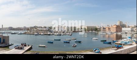 Panoramablick auf den Hafen mit kleinen Booten, die an der Küste in B ankern Stockfoto