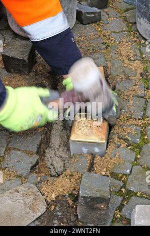 Stolpersteinverlegung für Familie ganz Aachen, 01.03.2024: Stolpersteinverlegung an der Eupenerstr. 249. Charles Antosiewicz war mit seiner Schweizer Familie angereist. Sein Großvater Otto ganz 1879-1944, seine Tante Erika ganz 1911-1943 und seine Urgroßmutter Regine Grüneberg 1858-1942 hatten hier gelebt. Sie wurden deportiert und ermordet. Innerhalb der Aktion Stolpersteine des Künstlers Gunter Demnig wurden vom Gedenkbuch-Projekt für die Opfer der Shoah aus Aachen e.V. drei Stolpersteine in Anwesenheit der Oberbürgermeisterin Sibylle Keupen verlegt. Aachen Eupenerstraße NRW Deutschland *** Stockfoto