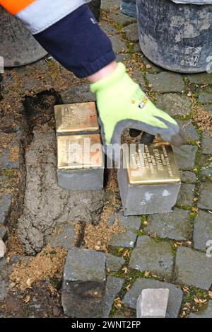 Stolpersteinverlegung für Familie ganz Aachen, 01.03.2024: Stolpersteinverlegung an der Eupenerstr. 249. Charles Antosiewicz war mit seiner Schweizer Familie angereist. Sein Großvater Otto ganz 1879-1944, seine Tante Erika ganz 1911-1943 und seine Urgroßmutter Regine Grüneberg 1858-1942 hatten hier gelebt. Sie wurden deportiert und ermordet. Innerhalb der Aktion Stolpersteine des Künstlers Gunter Demnig wurden vom Gedenkbuch-Projekt für die Opfer der Shoah aus Aachen e.V. drei Stolpersteine in Anwesenheit der Oberbürgermeisterin Sibylle Keupen verlegt. Aachen Eupenerstraße NRW Deutschland *** Stockfoto