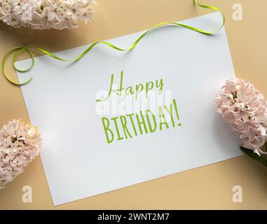 Happy Birthday Card mit Blumen auf einem Tisch Stockfoto