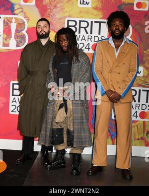 London, Großbritannien. März 2024. Graham „G“ Hastings, Kayus Bankole und Alloysious Massaquoi of Young Vathers nehmen an den BRIT Awards 2024 im O2 London in Greenwich, London, Teil. Quelle: SOPA Images Limited/Alamy Live News Stockfoto