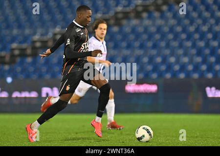 Souleymane Anne (22) von KMSK Deinze, dargestellt während eines Fußballspiels zwischen KMSK Deinze und RSCA Futures am 24. Spieltag der Challenger Pro League 2023-2024 , am Montag, den 2 . März 2024 in Deinze , Belgien . FOTO SPORTPIX | David Catry Stockfoto