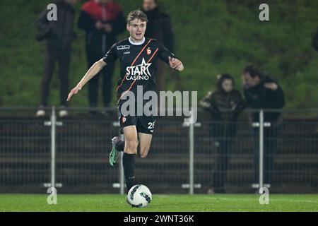 Andreas Spegelaere (25) von KMSK Deinze, dargestellt während eines Fußballspiels zwischen KMSK Deinze und RSCA Futures am 24. Spieltag der Challenger Pro League 2023-2024 , am Montag den 2 . März 2024 in Deinze , Belgien . FOTO SPORTPIX | David Catry Stockfoto