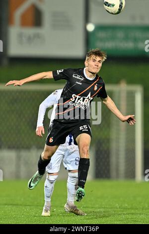 Andreas Spegelaere (25) von KMSK Deinze, dargestellt während eines Fußballspiels zwischen KMSK Deinze und RSCA Futures am 24. Spieltag der Challenger Pro League 2023-2024 , am Montag den 2 . März 2024 in Deinze , Belgien . FOTO SPORTPIX | David Catry Stockfoto