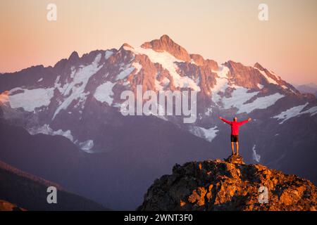 Der Wanderer erreicht den Gipfel im North Cascades National Park. Stockfoto