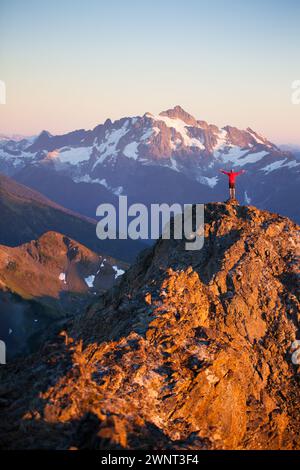 Der Wanderer erreicht den Gipfel im North Cascades National Park. Stockfoto