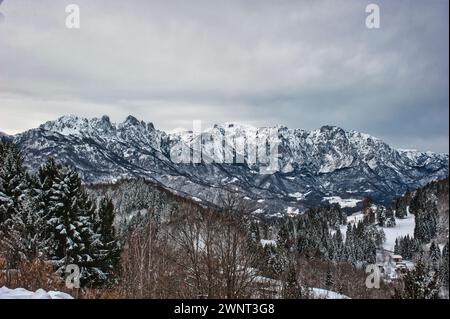 Winterblick auf das Sengio Alto-Gebirge und das Pasubio-Massiv in den kleinen Dolomiten in Italien Stockfoto