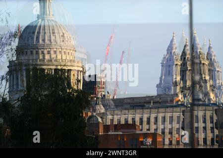 St. Pauls Cathedral spiegelt sich in einem Fenster. St. Pauls Cathedral, London, Großbritannien. September 2023 Stockfoto