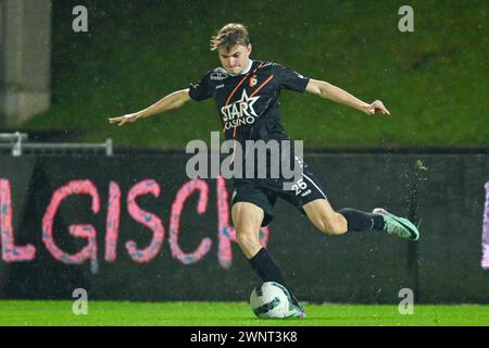 Andreas Spegelaere (25) von KMSK Deinze, dargestellt während eines Fußballspiels zwischen KMSK Deinze und RSCA Futures am 24. Spieltag der Challenger Pro League 2023-2024 , am Montag den 2 . März 2024 in Deinze , Belgien . FOTO SPORTPIX | David Catry Stockfoto