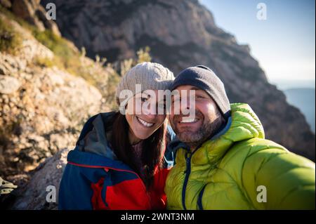 Ein paar Bergsteiger machen ein Selfie während einer Route. Stockfoto