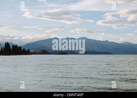 Friedlicher, bewölkter Himmel über den Bergen und dem See Neuseelands Stockfoto