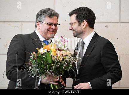 Karlsruhe, Deutschland. März 2024. Bundesjustizminister Marco Buschmann (r, FDP) überreicht dem neuen Generalstaatsanwalt Jens Rommel bei seiner offiziellen Amtseinführung einen Blumenstrauß. Quelle: Uli Deck/dpa/Alamy Live News Stockfoto