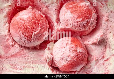 Nahaufnahme von hausgemachtem Erdbeereis, Blick von oben Stockfoto