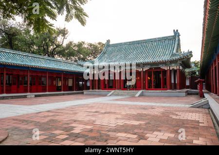 Koxinga's Schrein – chinesischer Tempel mit blauem Dach und roten Türen in Tainan, Taiwan Stockfoto