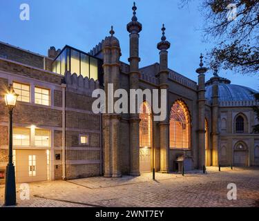 Außenaufnahme von Corn Exchange in der Abenddämmerung. Brighton Corn Exchange and Studio Theatre., Brighton, Großbritannien. Architekt: Feilden Clegg Bradley Studios Stockfoto