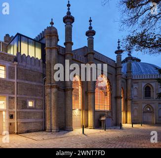 Außenaufnahme von Corn Exchange in der Abenddämmerung. Brighton Corn Exchange and Studio Theatre., Brighton, Großbritannien. Architekt: Feilden Clegg Bradley Studios Stockfoto