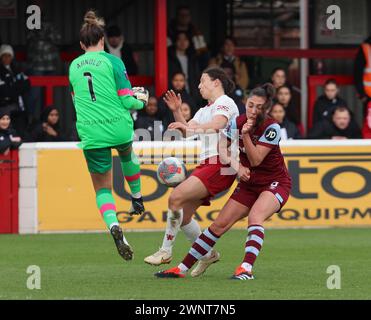 DAGENHAM, ENGLAND - MÄRZ 03:Mackenzie Arnold von West Ham United WFC Amber Tysiak von West Ham United WFC und Rachel Williams von Manchester United Wom Stockfoto