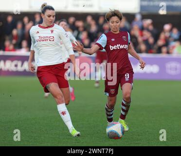 DAGENHAM, ENGLAND - 03. MÄRZ: L-R Gemma Evans von Manchester United Women und Riko Ueki von West Ham United WFC in Aktion während der Barclays FA Women's sup Stockfoto