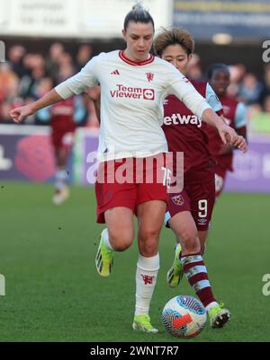 DAGENHAM, ENGLAND - 03. MÄRZ: L-R Gemma Evans von Manchester United Women und Riko Ueki von West Ham United WFC in Aktion während der Barclays FA Women's sup Stockfoto