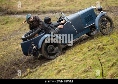 03/24 Derek Chatto fährt 1930 847 ccm MG Typ M Wettbewerber finden den Lauf beim John Harris Trial extrem feucht, während sie sich auf den Weg machen - in PR Stockfoto