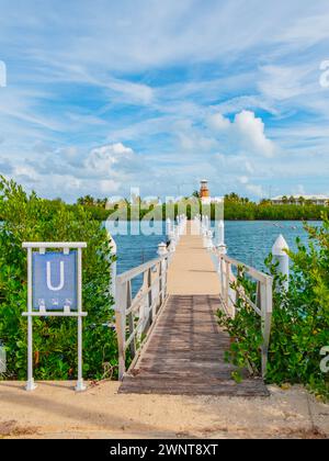 Leerer Pier im Ferienort Varadero, Kuba. Wegen der kubanischen amerikanischen Krise gab es keine Touristen. Marina ohne Yachten und Boote. Internacional Dive Center Gaviota Las Morlas. Touristenhafen ohne Boote Stockfoto