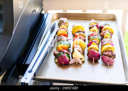 Grillspezialitäten - Rindfleisch und Gemüse, das auf dem Spieß brutzelt Stockfoto