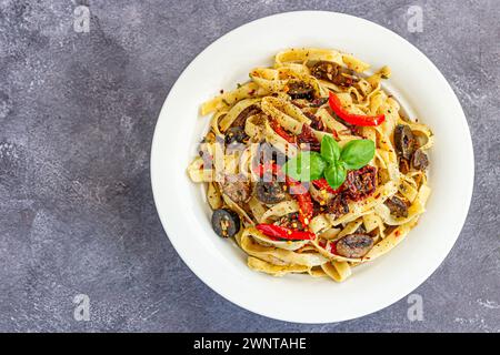 Fettuccine Aglio e Olio Pasta, beliebtes italienisches Pasta-Gericht, Top-Down-Foto Stockfoto