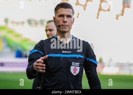 Lodz, Polen. März 2024. Schiedsrichter Karol Arys wurde während des Polnischen PKO Ekstraklasa League-Spiels zwischen LKS Lodz und Puszcza Niepolomice im Wladyslaw Krol Municipal Stadium gesehen. Endstand; LKS Lodz vs Puszcza Niepolomice 3:2. Quelle: SOPA Images Limited/Alamy Live News Stockfoto