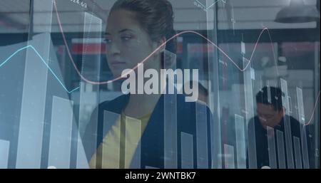 Bild von der Verarbeitung von Finanzdaten über eine kaukasische Geschäftsfrau Stockfoto
