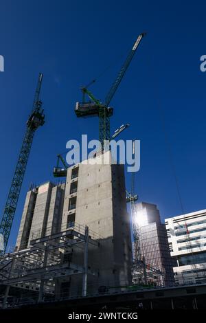 Turmkräne arbeiten an der Sanierung von Broadgate an der Liverpool Street Station. Eldon Street, City of London, Großbritannien. September 2023 Stockfoto