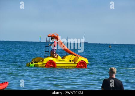 Rutschen Sie das Paddelboot am Knoll Beach, Studland Bay, Isle of Purbeck, Dorset, Großbritannien Stockfoto