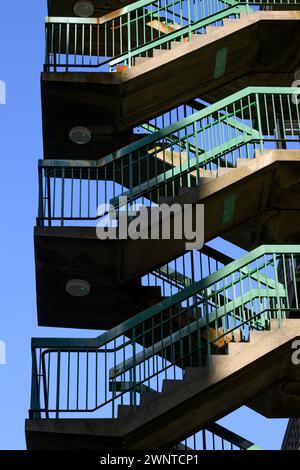 Eine Außentreppe am Middlesex Street Housing Estate, City of London, Großbritannien. September 2023 Stockfoto