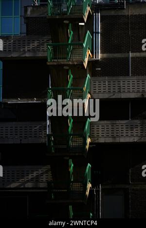 Eine Außentreppe am Middlesex Street Housing Estate, City of London, Großbritannien. September 2023 Stockfoto