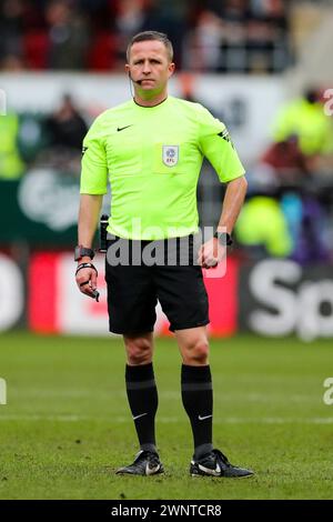 Rotherham, Großbritannien. März 2024. Schiedsrichter David Webb während des Spiels Rotherham United FC gegen Sheffield Wednesday FC SKY Bet EFL Championship im Aesseal New York Stadium, Rotherham, England, Großbritannien am 2. März 2024 Credit: Every Second Media/Alamy Live News Stockfoto