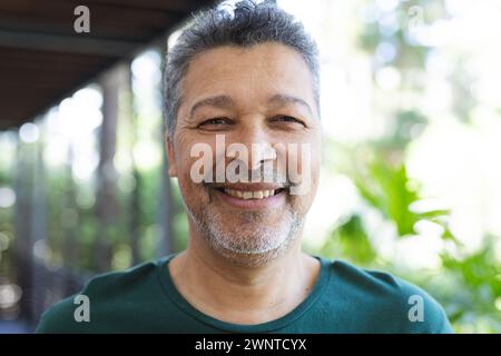 Ein hochrangiger birassischer Mann mit Salz- und Pfefferhaaren lächelt warm Stockfoto