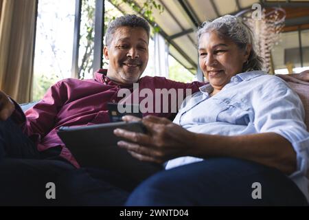 Seniorenpaar genießt einen entspannenden Moment mit einem Tablet Stockfoto