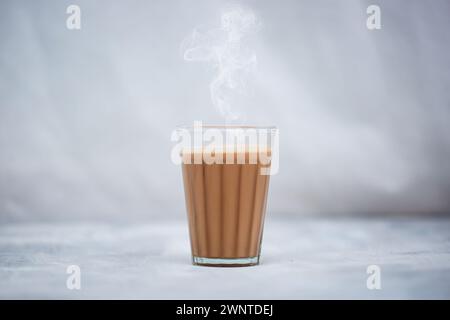 Tee mit frischer Milch oder indisches Kadak Chai. Stockfoto