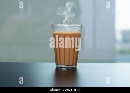 Tee mit frischer Milch oder indisches Kadak Chai. Stockfoto