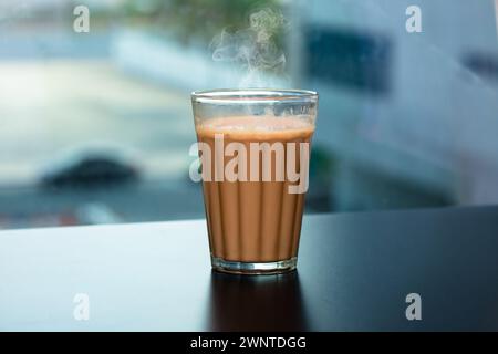 Tee mit frischer Milch oder indisches Kadak Chai. Stockfoto