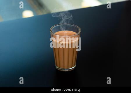 Tee mit frischer Milch oder indisches Kadak Chai. Stockfoto
