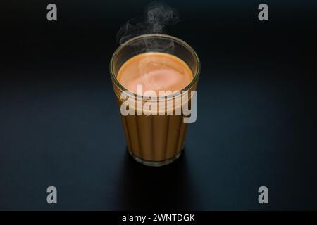 Tee mit frischer Milch oder indisches Kadak Chai. Stockfoto