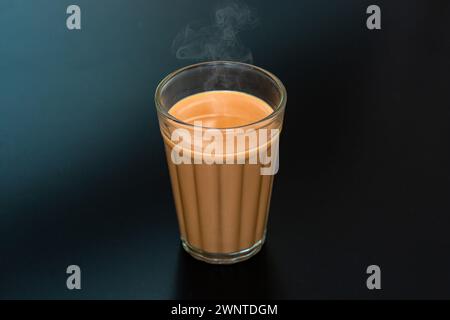 Tee mit frischer Milch oder indisches Kadak Chai. Stockfoto