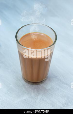 Tee mit frischer Milch oder indisches Kadak Chai. Stockfoto