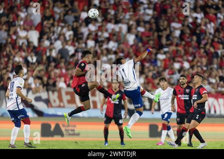 Rosario, Argentinien. März 2024. Adam Bareiro aus San Lorenzo springt während des Spiels Copa de la Liga Profesional de Fútbol zwischen Newell's Old Boys und Club Atlético San Lorenzo im Stadion Marcelo Bielsa. Quelle: Mateo Occhi (Sporteo) / Alamy Live News Stockfoto