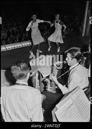 Sydney, Australien. Februar 1948 Wettbewerb für Jitterbugs bei Trocadero. Live-Band mit Tänzern und Menschenmenge im Hintergrund Stockfoto