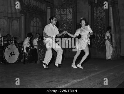 Sydney, Australien. Februar 1948 Wettbewerb für Jitterbugs bei Trocadero. Ein Paar, das auf der Bühne tanzt. Stockfoto